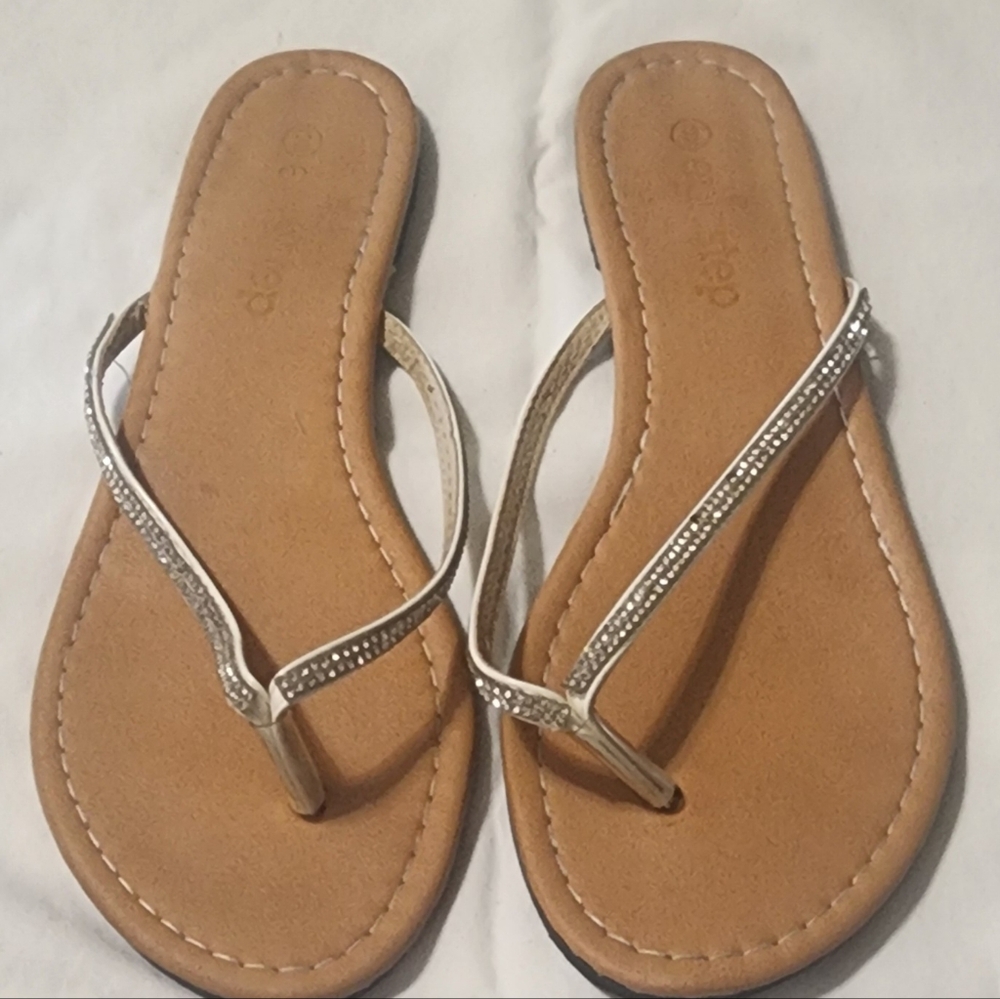 Women's Epic Step Sandal Flip Flops..Silver with tan bottom. Size 9